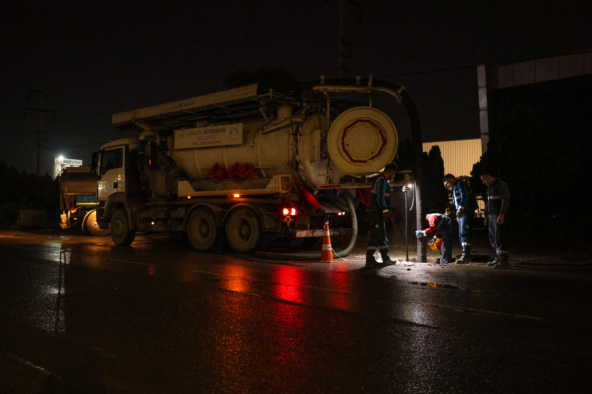 Büyükşehir ve SASKİ tüm imkanlarıyla sabaha kadar aralıksız mücadele etti