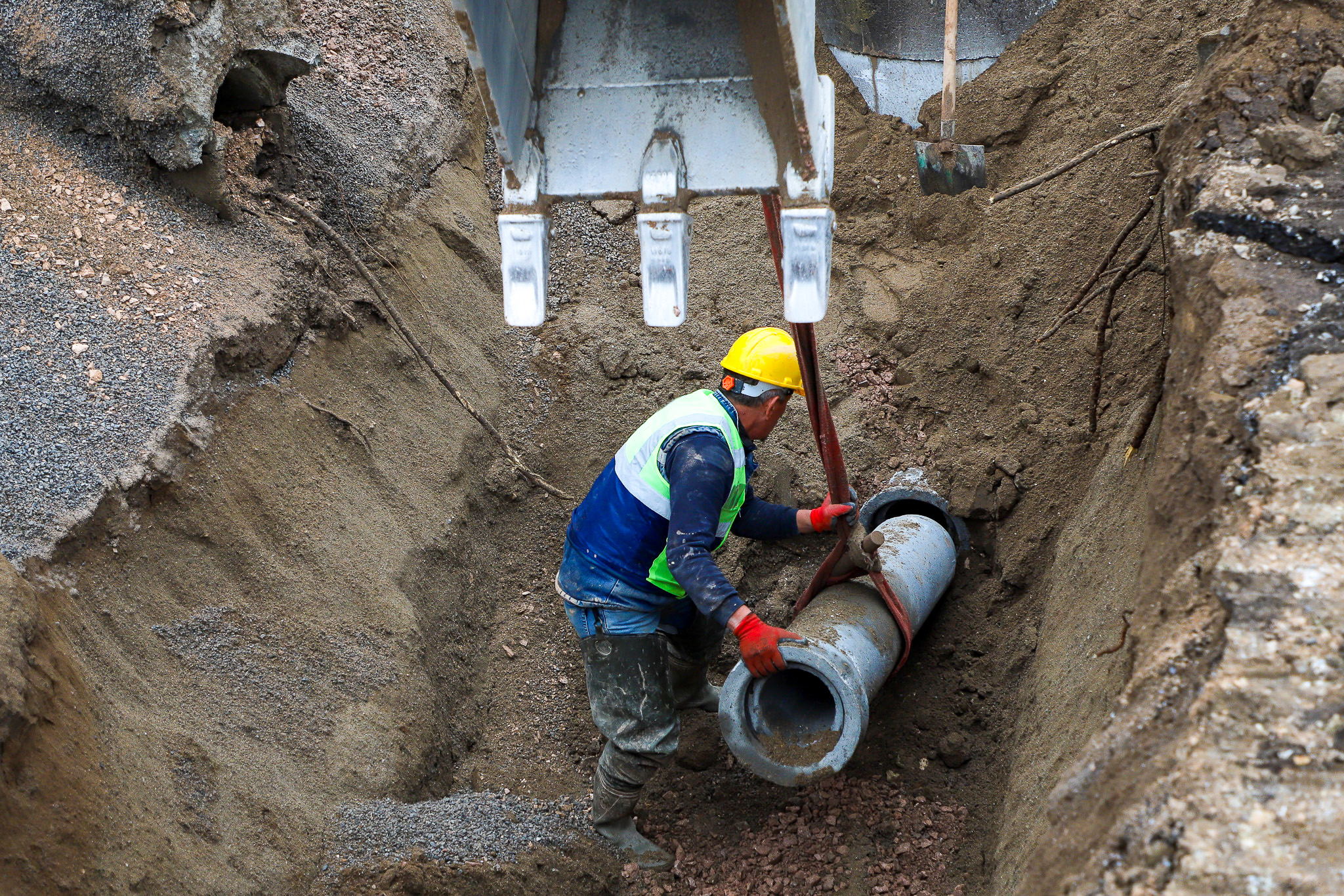 Söğütlü’nün atık su ve içme suyu projesinde çalışmalar hız kazandı