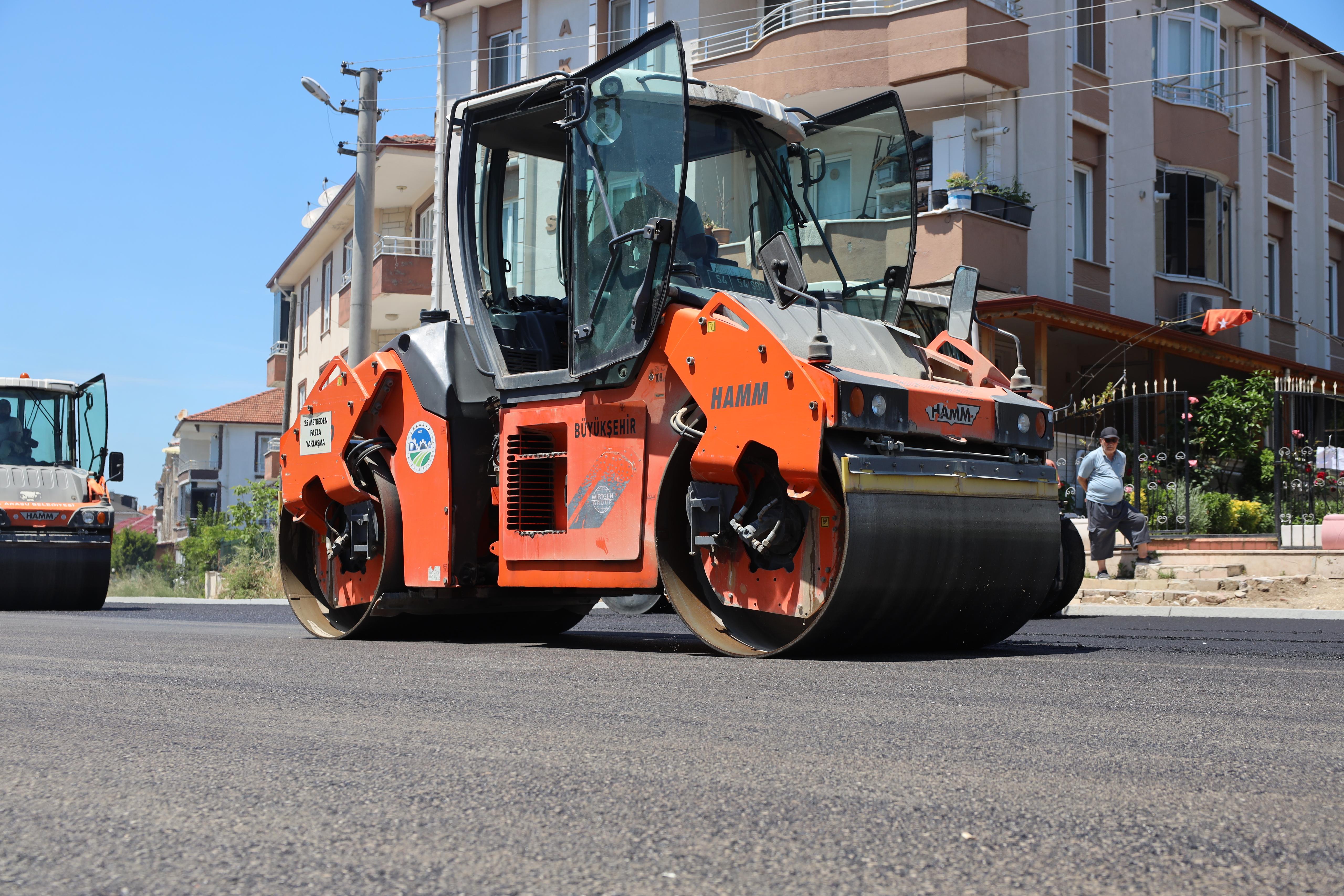 Büyükşehir Karasu’da sahil trafiğini rahatlatacak caddede asfalt çalışmalarına başladı