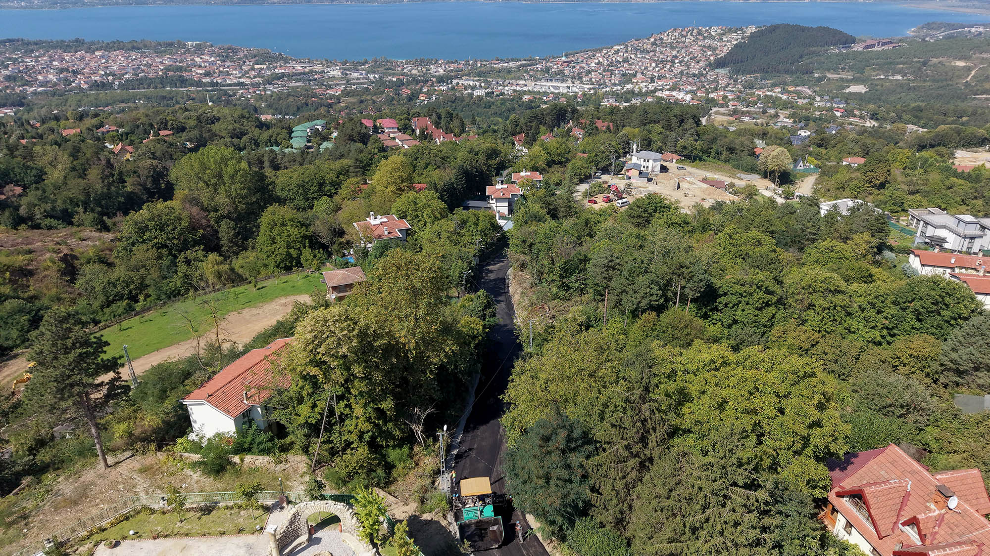 Büyükşehir Sapanca’da asfalt çalışmalarını sürdürüyor: Memnuniye’den sonra İlmiye’de yollar yeni yüzüne kavuşuyor