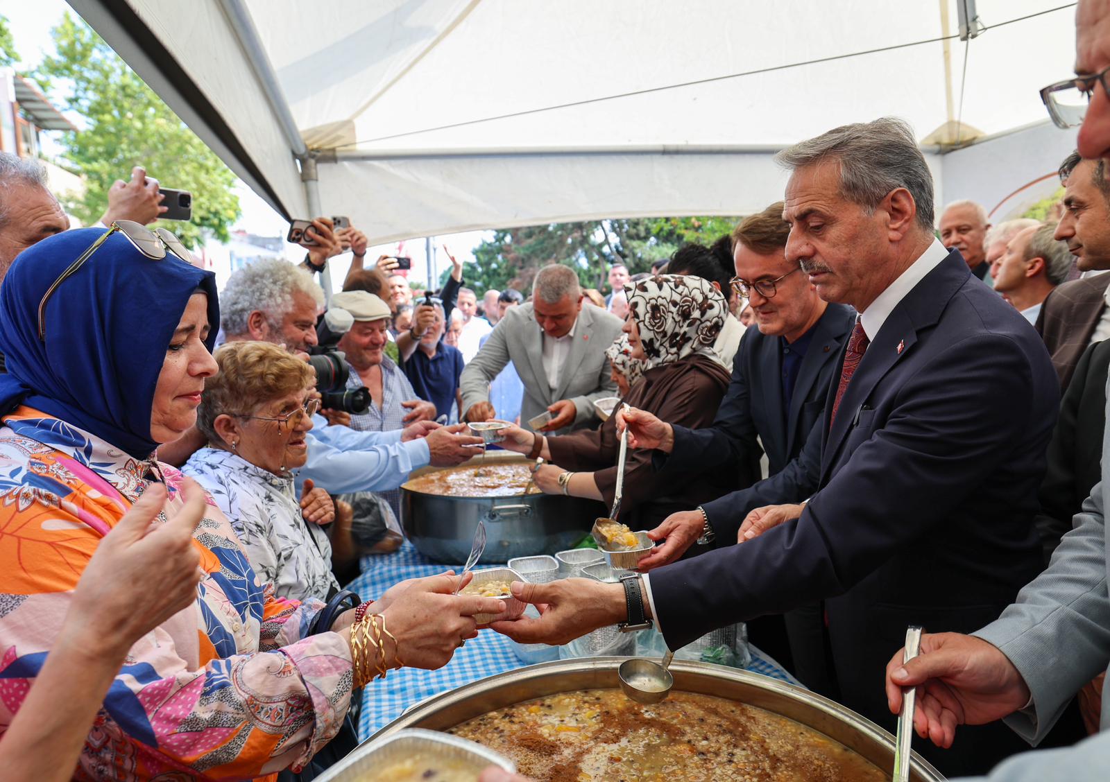 Muharrem ayının bereketi Büyükşehir’in aşure ikramıyla paylaşıldı