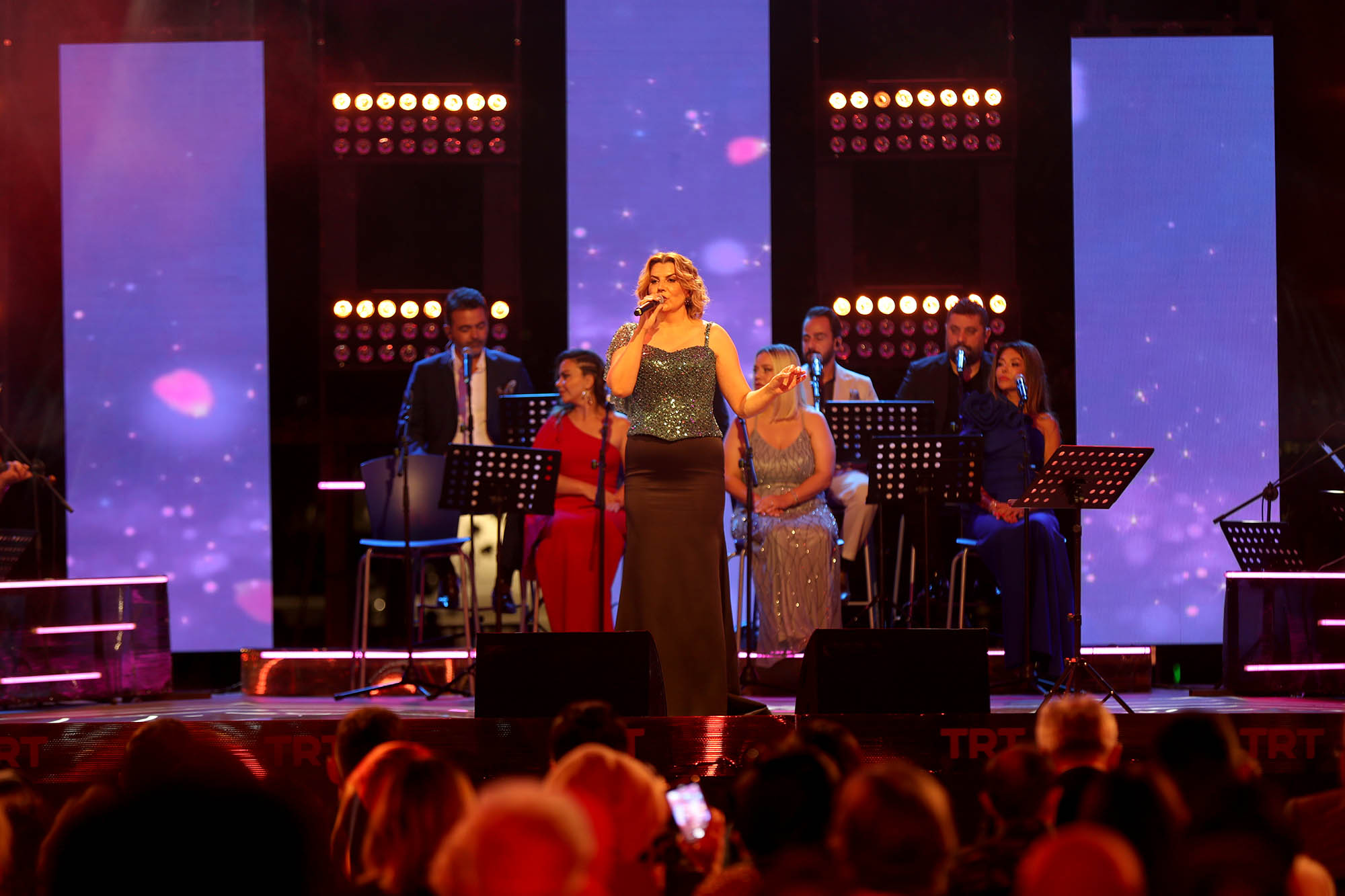 Yazın en büyük festivali şölen tadında başladı: Millet Bahçesi sahne ışıklarıyla aydınlandı