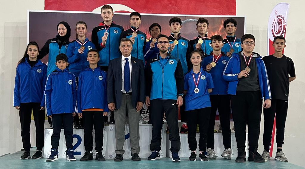 Büyükşehir karate sporcuları madalyaları topladı