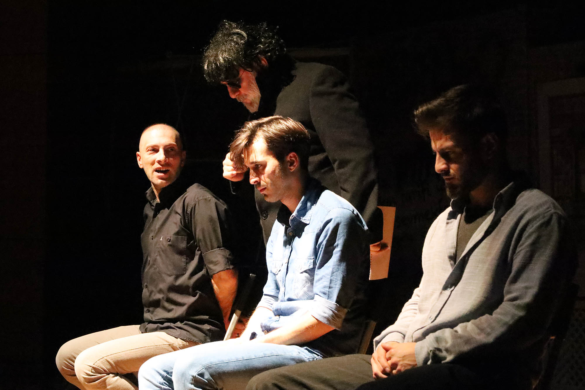 Filistin konusu tiyatro sahnesinde; hüzün ve duygu dolu anlar