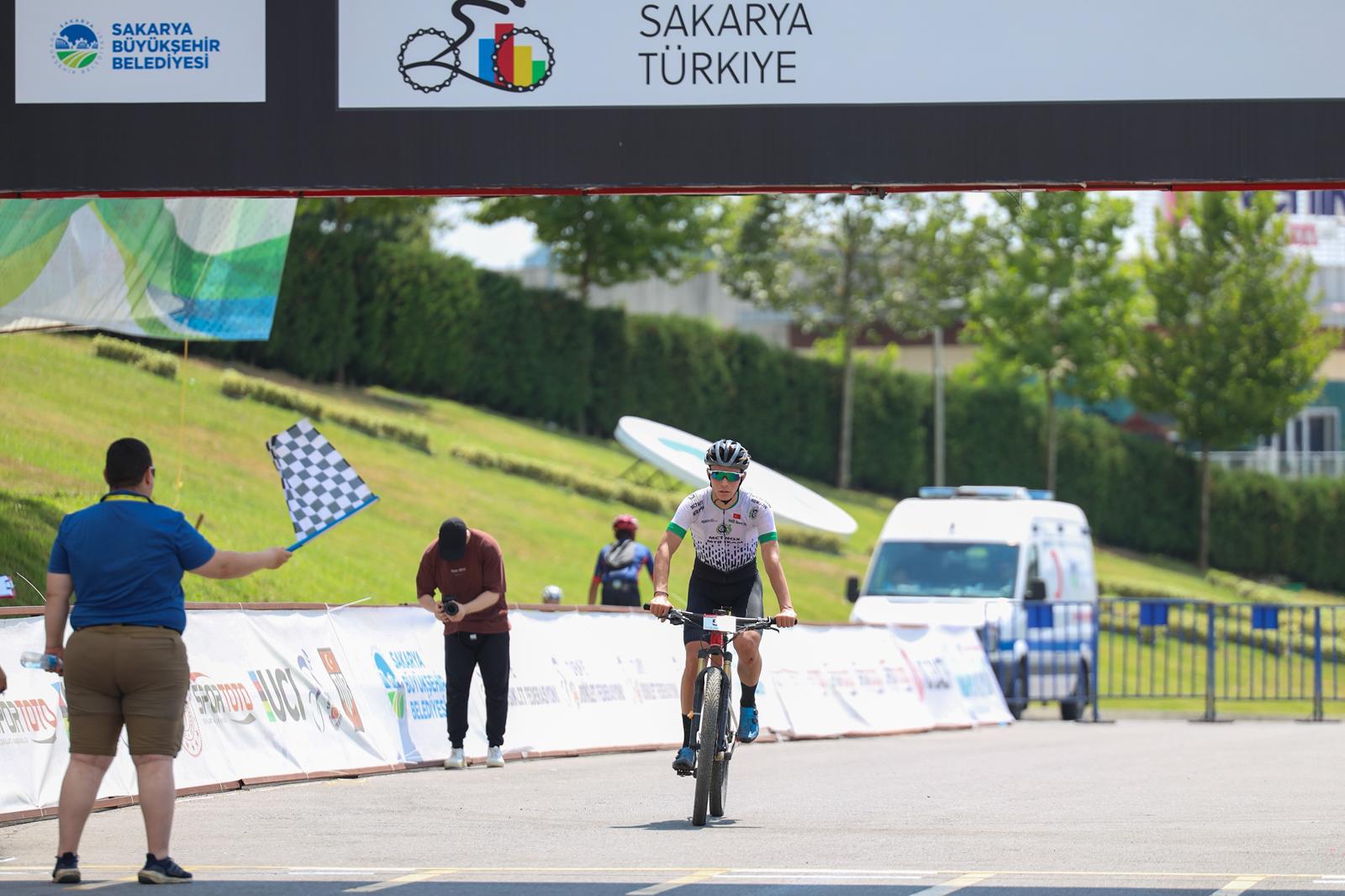 Sakarya'da nefes kesen şampiyona; Genç pedallar zirve için yarıştı