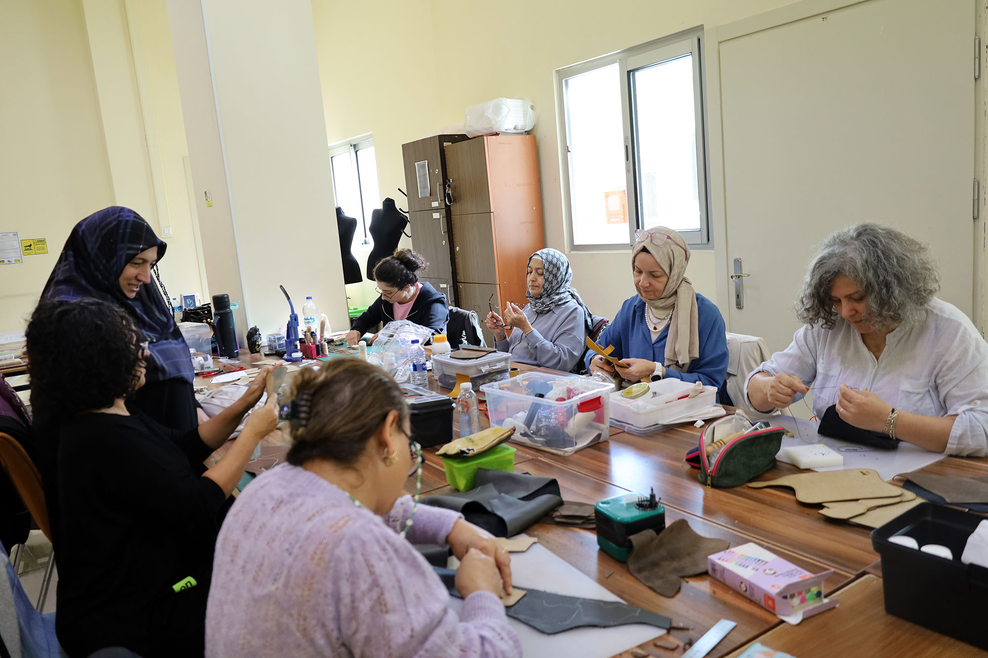 Camili SAMEK’te bir ilk: Deri aksesuarları dersi başladı 