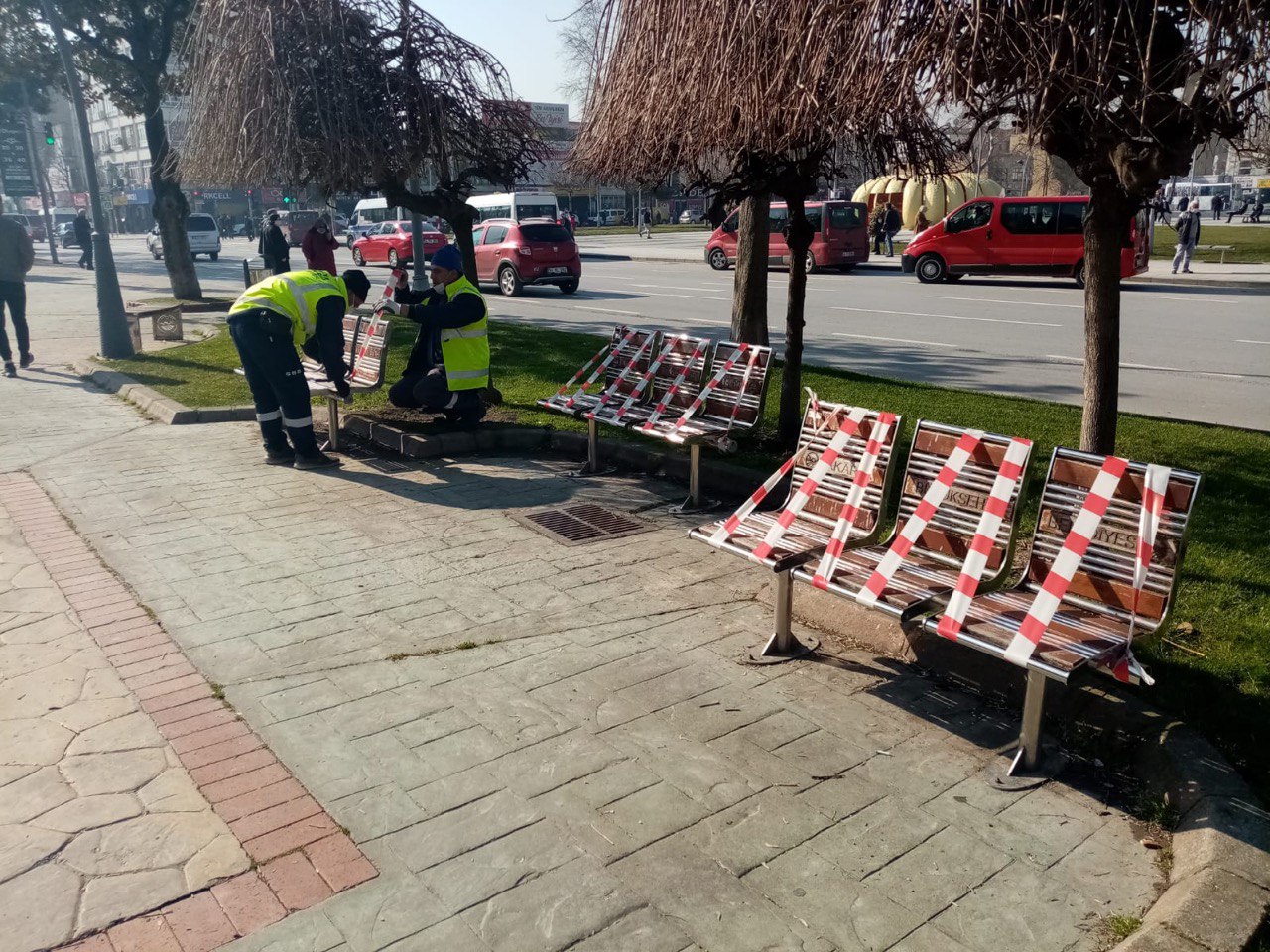 Oturma alanları şeritlerle kapatılıyor