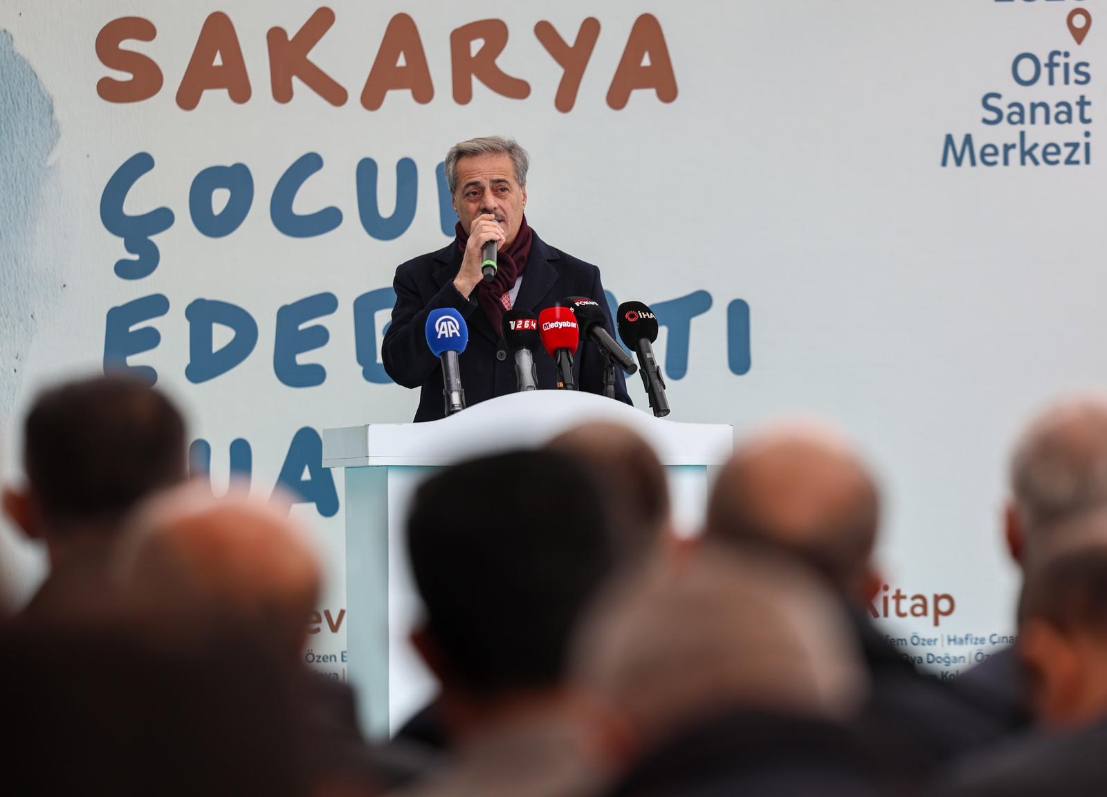 Sakarya'da çocukların 'ufkuna' ışık olacak edebiyat fuarı başladı: İlk günden binlerce misafir akın etti...