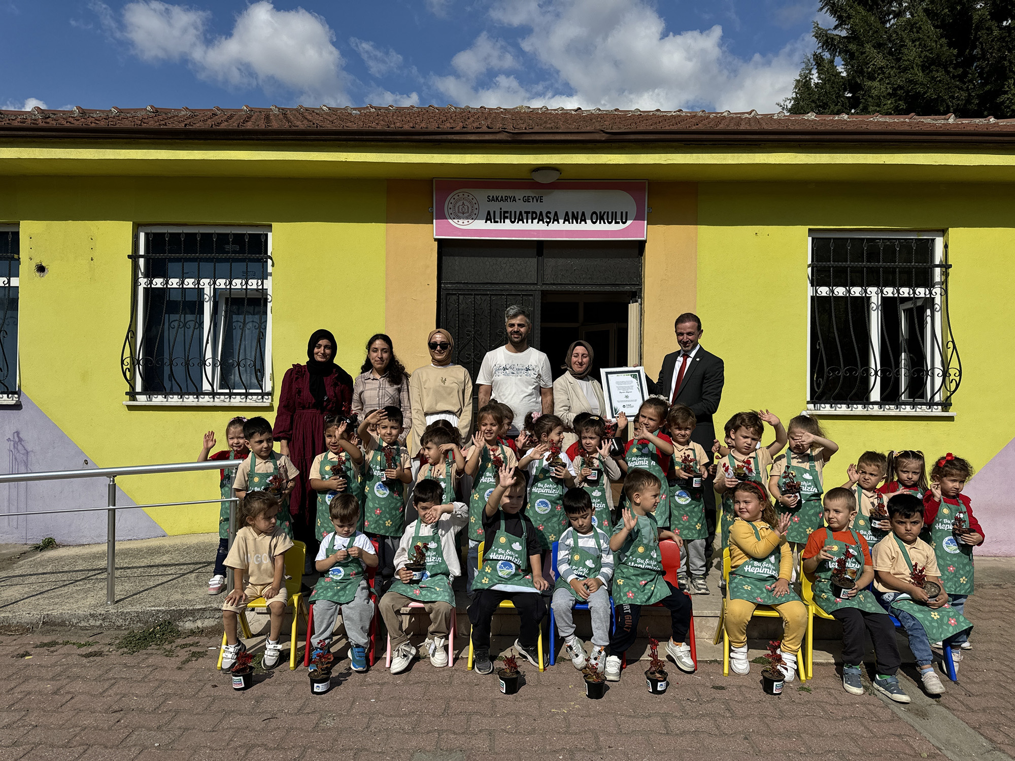 Minik bahçıvanlar çiçeklerle geleceği şekillendiriyor 