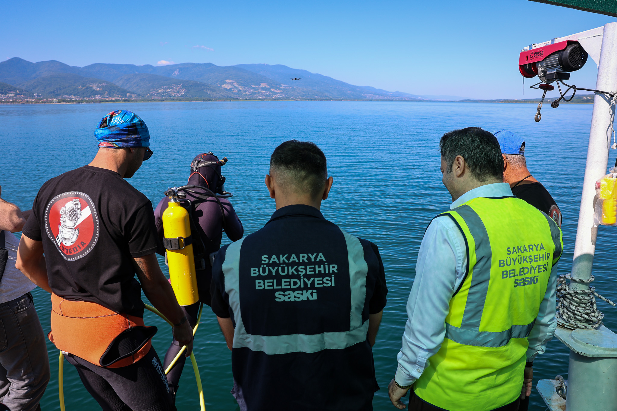 Gölün 25 metre derinindeki su alma hatları dalgıçlar ile temizleniyor