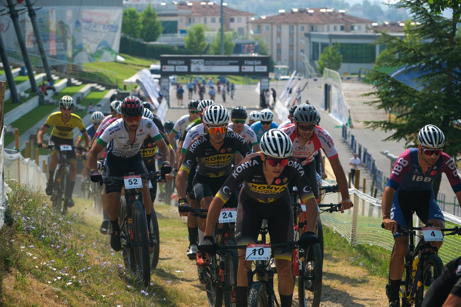 Sakarya'da nefes kesen şampiyona; Genç pedallar zirve için yarıştı