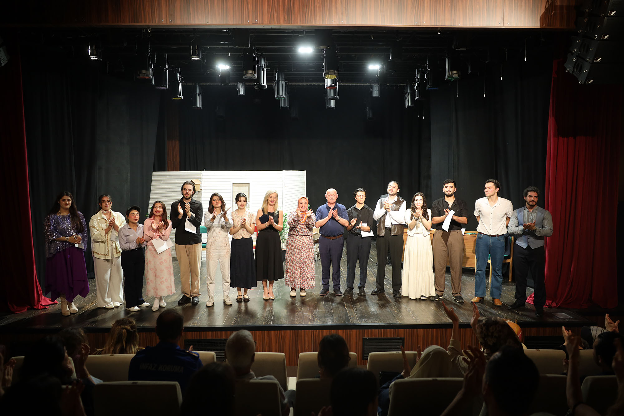 Genç Sahne’den alkış alan final: 6 aylık emek “Kapılar” ile sahneye taşındı