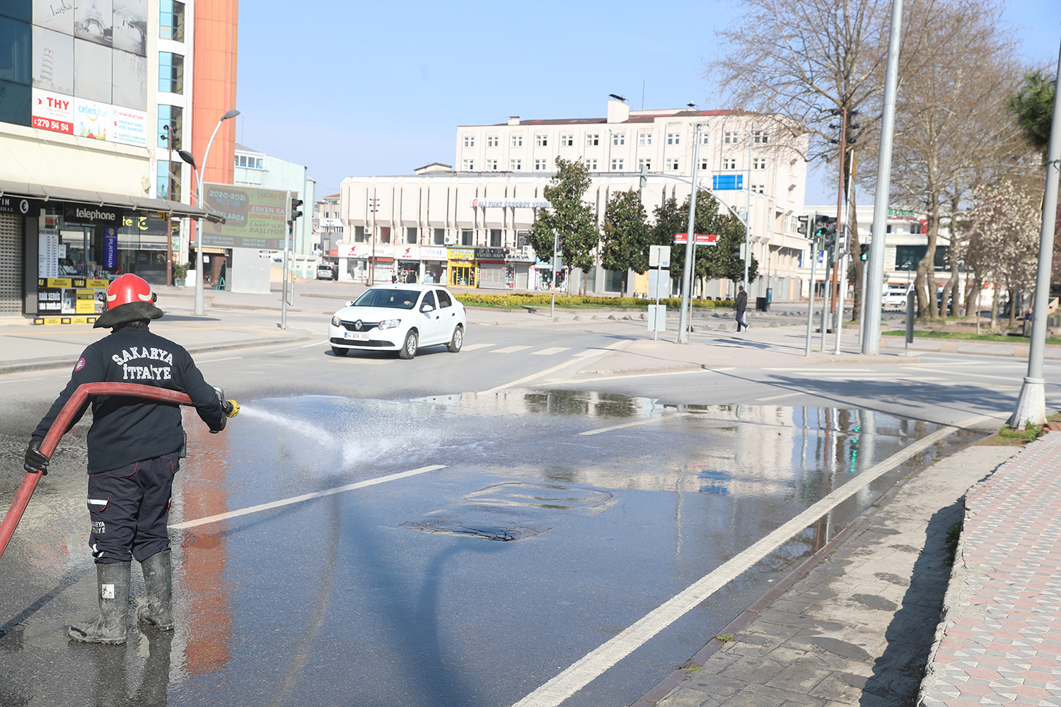 Meydan ve caddeler yıkanıyor