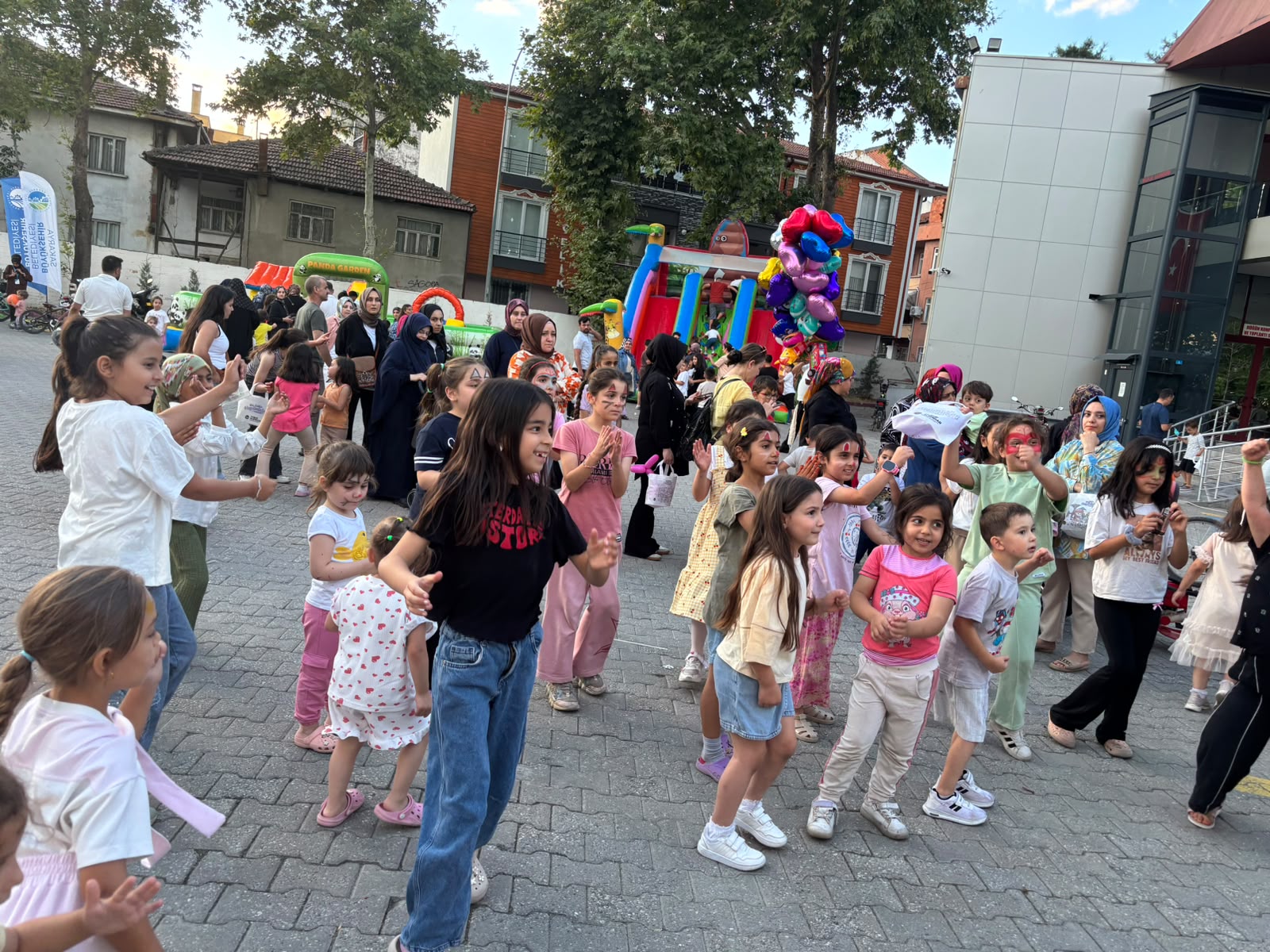 Gezgin Çocuk Atölyesi temmuzda 9 ilçede 4 bini aşkın çocuğun yüzünü güldürdü