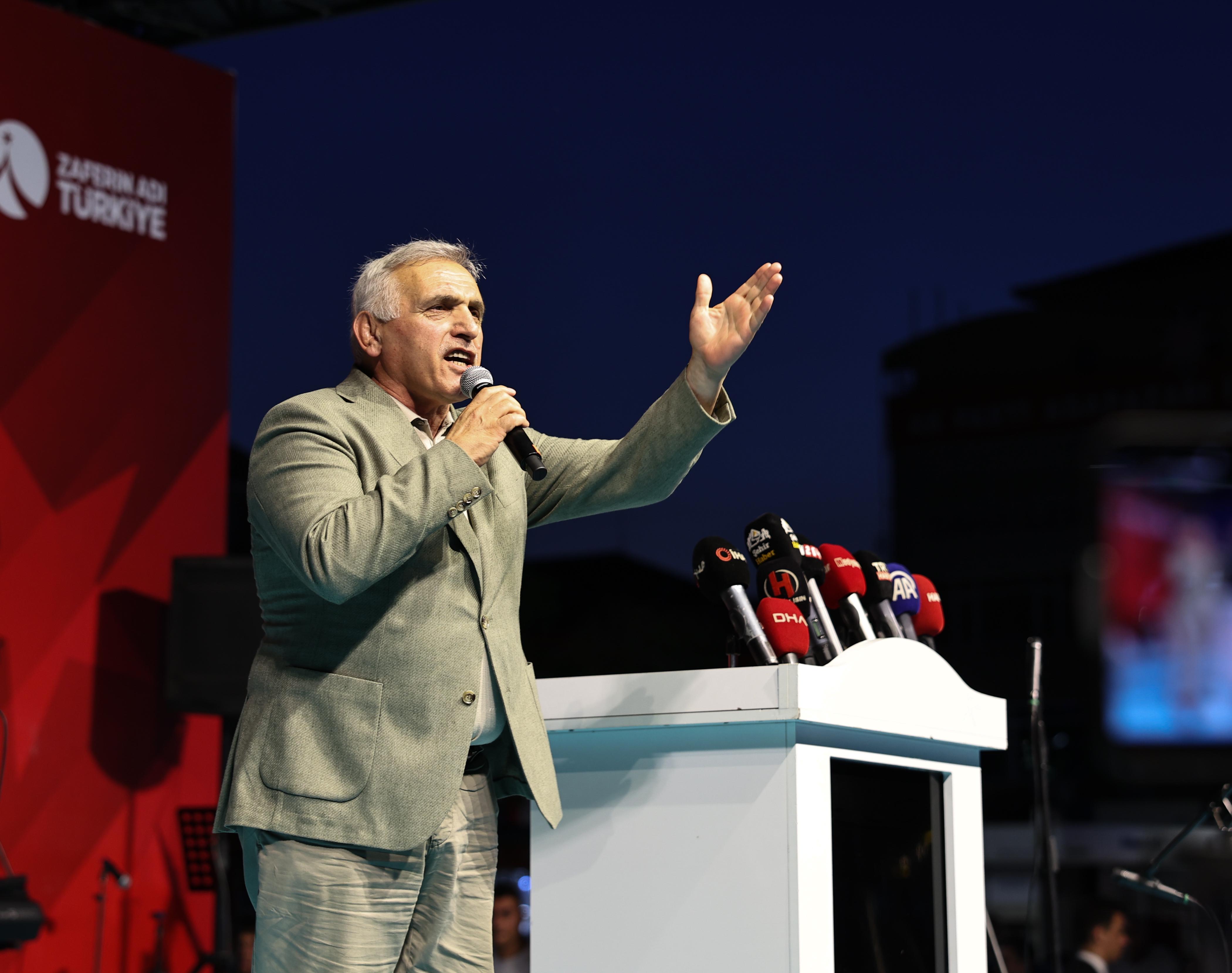 “O gece dünya, inananların vatan uğruna neler yapabileceğini izledi”