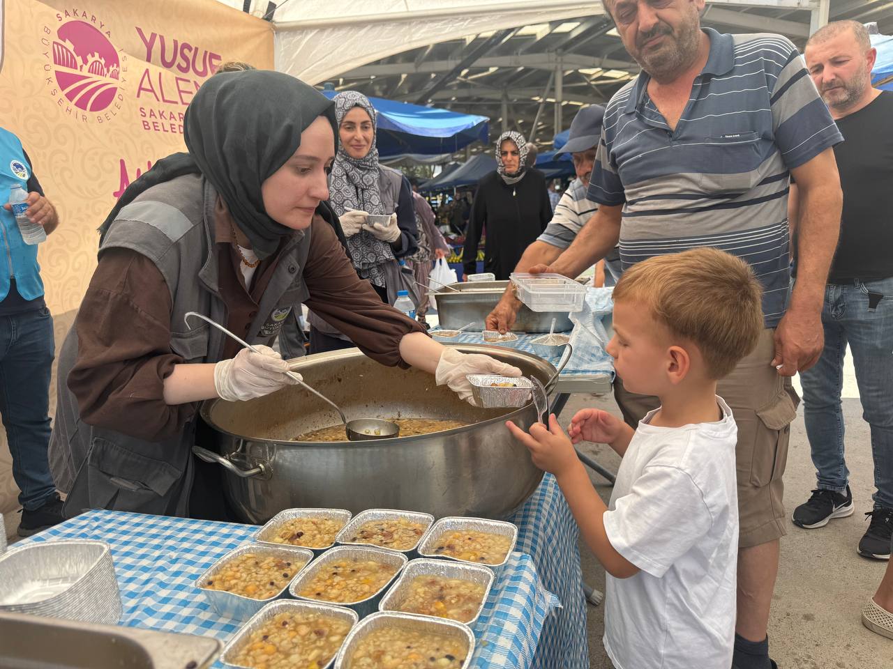 Binlerce kişi aşureyi tattı, hem diller hem de gönüller lezzet buldu