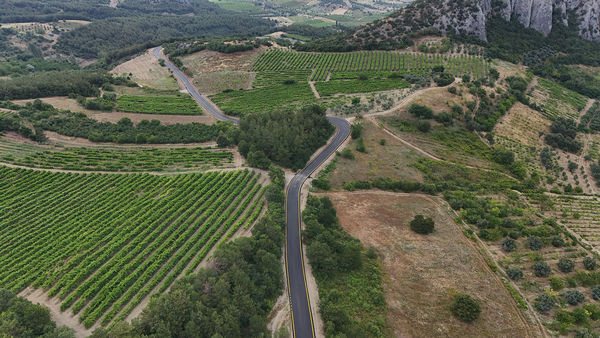 Geyve Alıplar’ın 9 kilometrelik yolu yenilendi
