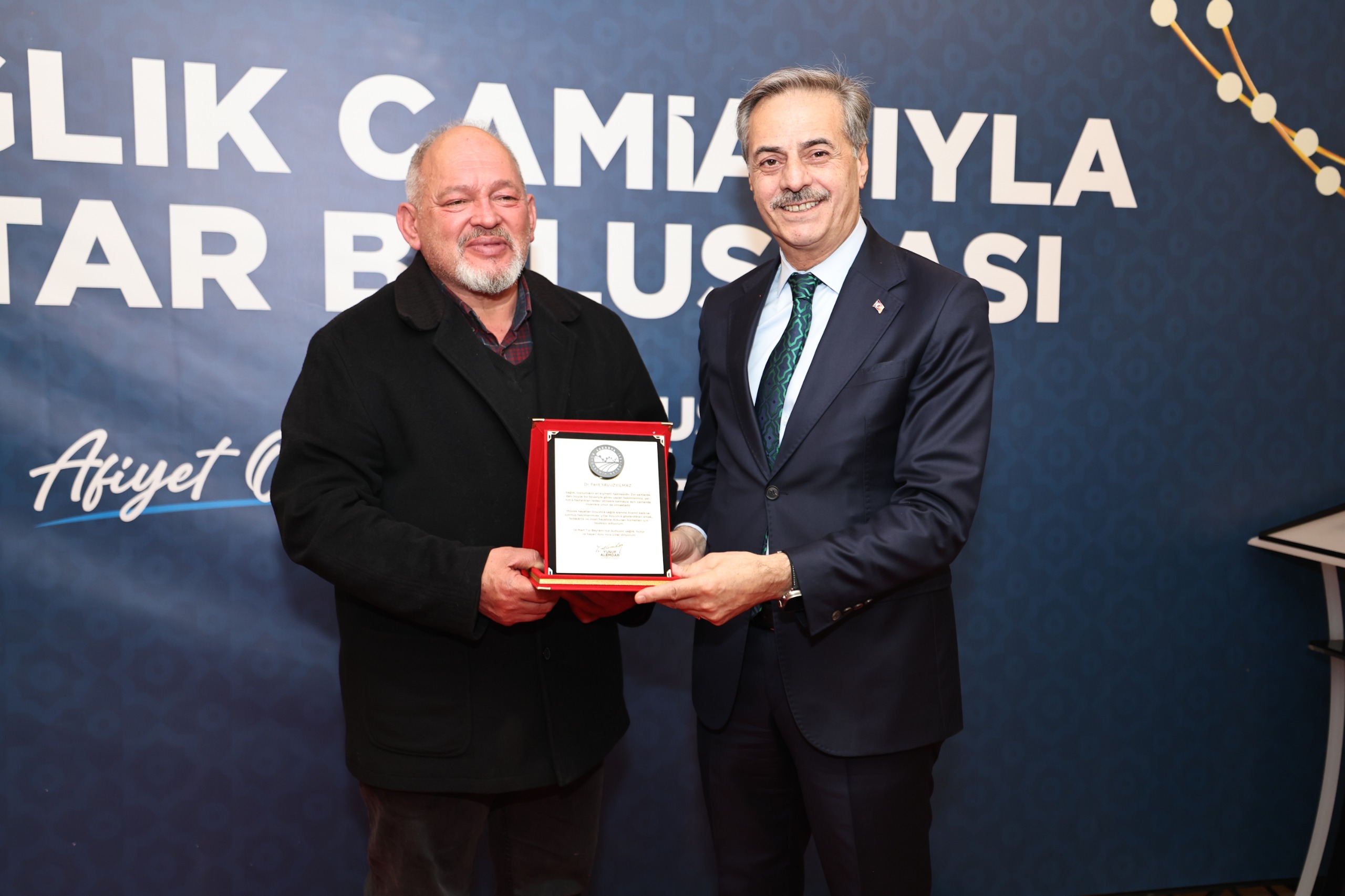 “Vefası ve fedakarlığıyla sağlık camiası her övgüyü fazlasıyla hak ediyor”