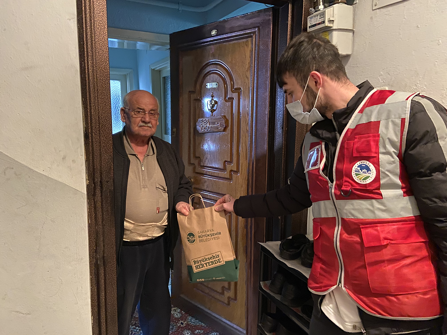 Büyükşehir salgınla mücadelede vatandaşların yanında