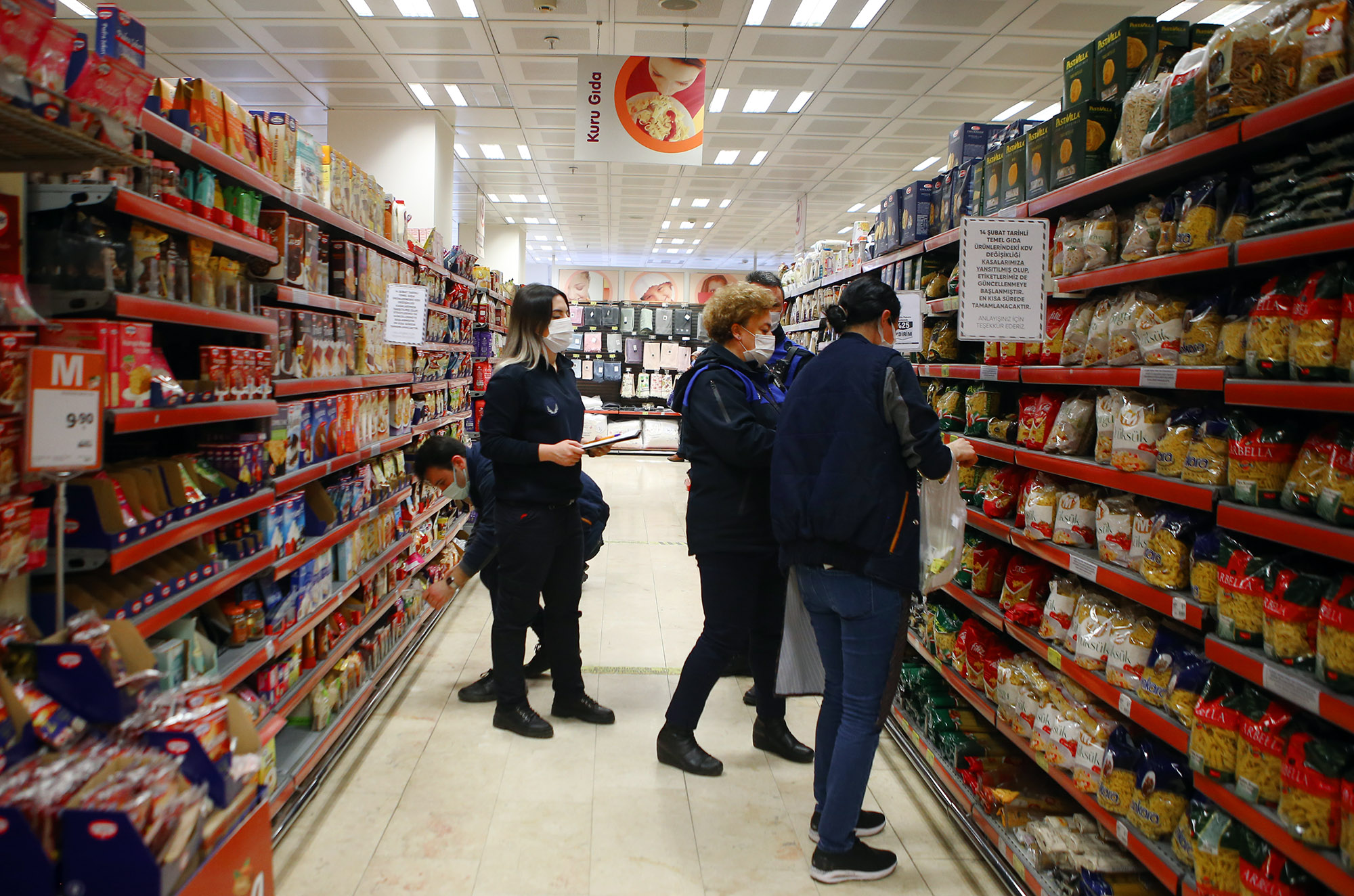 Büyükşehir KDV denetiminde: Etiketler tek tek kontrol ediliyor