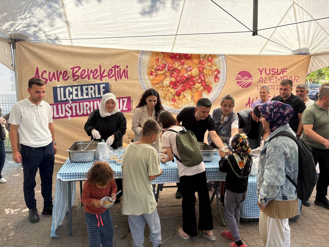 Binlerce kişi aşureyi tattı, hem diller hem de gönüller lezzet buldu