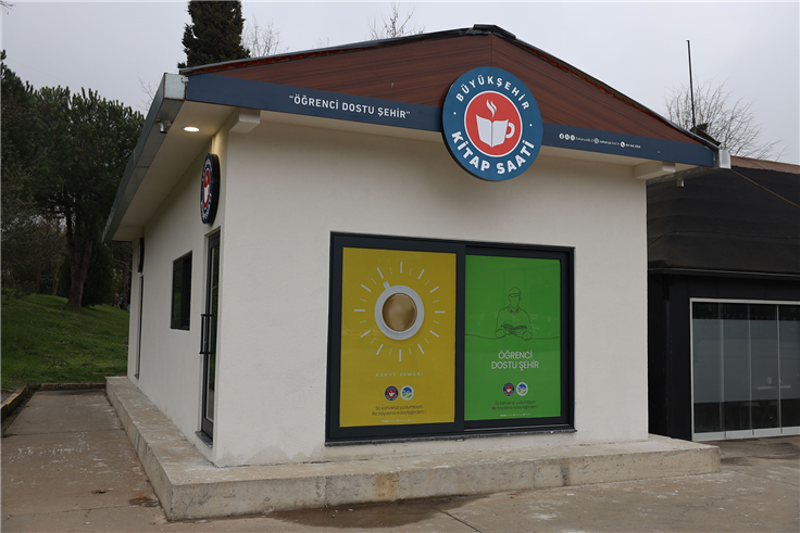 Sakarya’da öğrenciler çamaşırları yıkanırken kitap okuyor