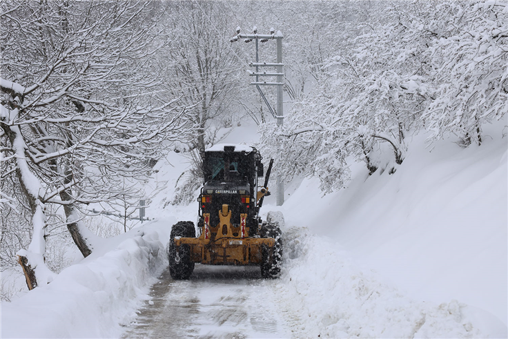 Büyükşehir 24 saat kar mesaisinde: 17 grup yolundan 10’u ulaşıma açıldı