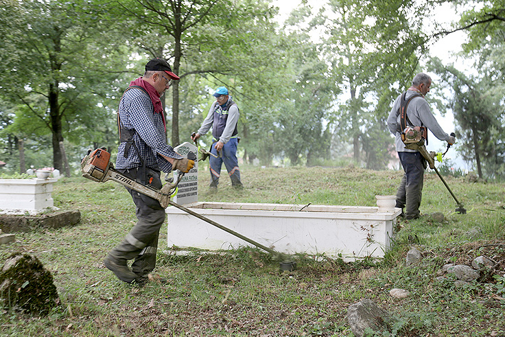 Büyükşehir mezarlıkları bayrama hazırlıyor