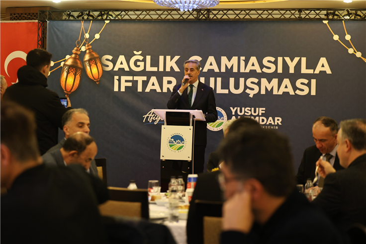 “Vefası ve fedakarlığıyla sağlık camiası her övgüyü fazlasıyla hak ediyor”