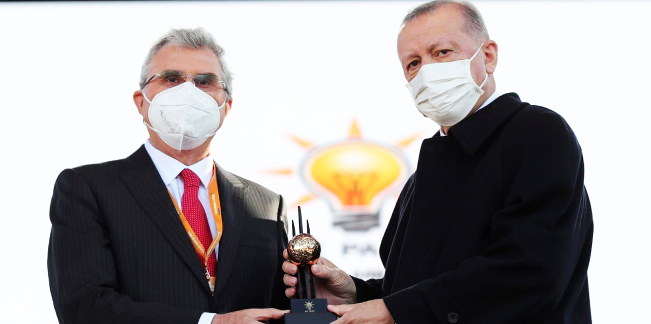 Cumhurbaşkanı Erdoğan, Sakarya’nın gençlik ödülünü Yüce’ye takdim etti