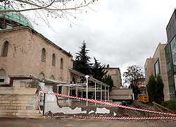 Yeni Camii'nde Çalışma Başladı