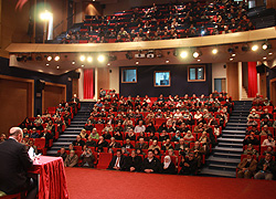 Dünya Eskitir Ama Gençlik Cennettedir