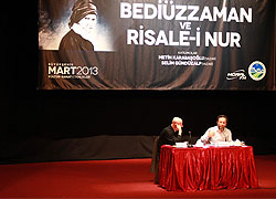 O, İnsaniyet Kapısından İçeri Çağırır