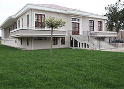 Sanat Galerisi Sergilere Hazırlanıyor