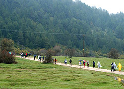 Yağmur Altında Kilometrelerce Yürüdüler