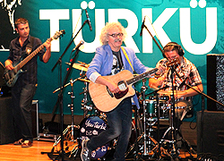 Yeni Türkü Büyüledi