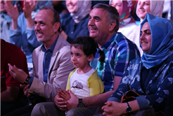 Ceceli Konserde İlahi Söyledi