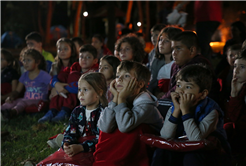 Kamp ateşi babalar ve çocukları için yandı