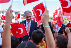 Başkan Yusuf Alemdar okulla ilk kez tanışan miniklere başarılar diledi