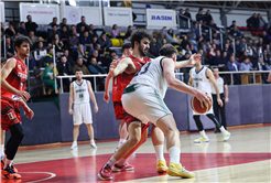 Dev adamlardan kritik galibiyet: 76-65