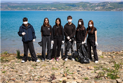 Göl havzasına bırakılan atıklar gönüllü öğrencilerin desteğiyle temizlendi