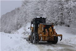 Büyükşehir 24 saat kar mesaisinde: 17 grup yolundan 10’u ulaşıma açıldı