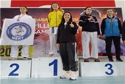 Büyükşehir karate sporcuları madalyaları topladı