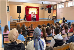 Minik öğrenciler “Bir Hikaye Bin Neşe” programıyla doyasıya eğlendi