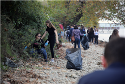 Yabancı öğrenciler Sapanca Gölü’nü temizledi