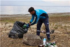 Sapanca Gölü kıyılarında ekosistemi koruyan temizlik çalışması sürüyor