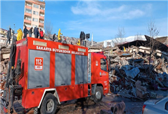 Büyükşehir itfaiyesi deprem bölgesinde hayat kurtarmaya devam ediyor