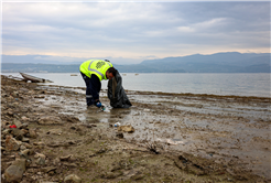 Sapanca Gölü kıyılarında ekosistemi koruyan temizlik çalışması sürüyor