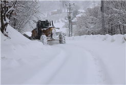 Büyükşehir 24 saat kar mesaisinde: 17 grup yolundan 10’u ulaşıma açıldı