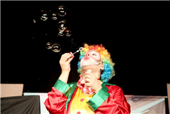 “İki Bavul Dolusu Hapşu ile Turşu” AKM’de kahkahayla geçti